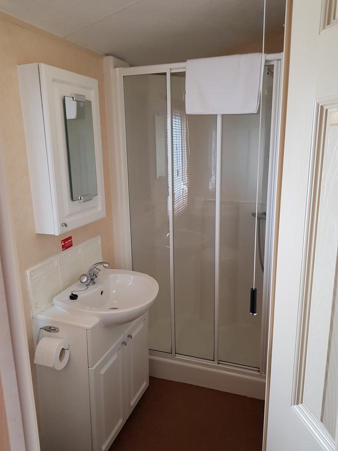 Отель Pitch & Canvas - Self Catering At Broad Oak Farm Таттенхолл Экстерьер фото
